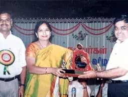 Dr.S.Dhanabagyam receiving “Saathanaiyaalar” Viruthu 2003 ( Best Achievement Award 2003) At Chennai Kongu Nanbarkal Sangam